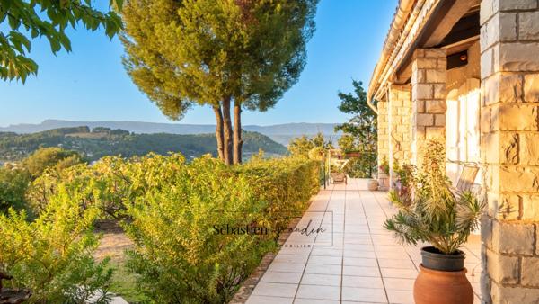 Maison à vendre 6 pièces LE BEAUSSET (83) - Vue mer - Grande piscine - T2 indépendant - Cave - Calme - Proche centre