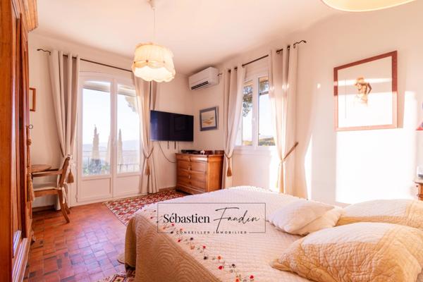 Maison à vendre 6 pièces LE BEAUSSET (83) - Vue mer - Grande piscine - T2 indépendant - Cave - Calme - Proche centre