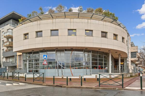Bureaux à vendre à Nanterre avec terrasse et accès PMR dans quartier recherché