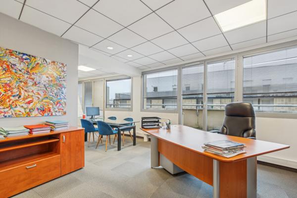 Bureaux à vendre à Nanterre avec terrasse et accès PMR dans quartier recherché
