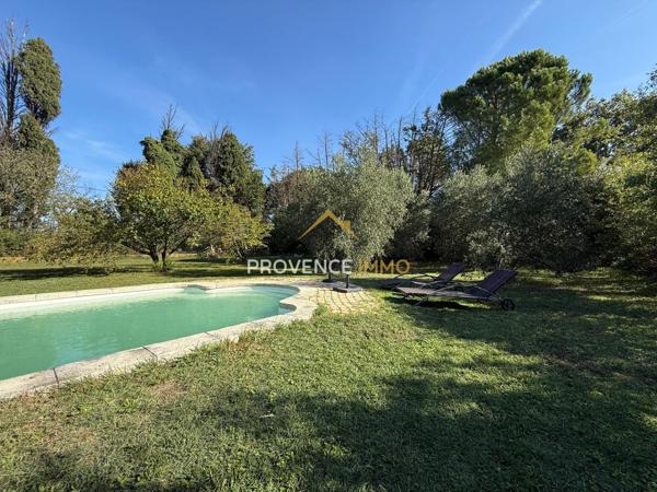 Sénas (13560) À vendre – Authentique mas provençal en pierre avec dépendances – 336 m² habitables sur 14 500 m² de terrain –