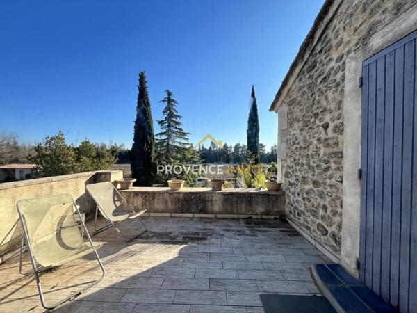 Sénas (13560) À vendre – Authentique mas provençal en pierre avec dépendances – 336 m² habitables sur 14 500 m² de terrain –