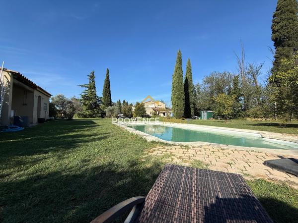 Sénas (13560) À vendre – Authentique mas provençal en pierre avec dépendances – 336 m² habitables sur 14 500 m² de terrain –