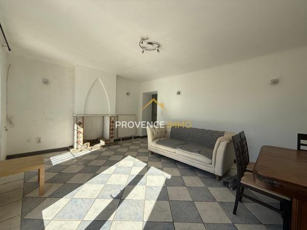 Sénas (13560) À vendre – Authentique mas provençal en pierre avec dépendances – 336 m² habitables sur 14 500 m² de terrain –