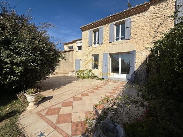 Sénas (13560) À vendre – Authentique mas provençal en pierre avec dépendances – 336 m² habitables sur 14 500 m² de terrain –