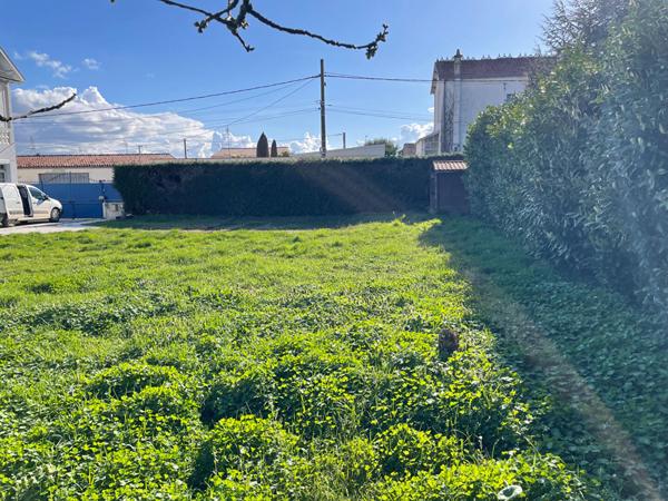 Rochefort Terrain constructible de plus de 570 m² hors lotissement