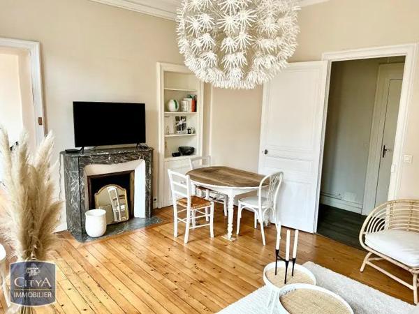 Appartement à louer 3 pièces 76.81m² Laval (53000)