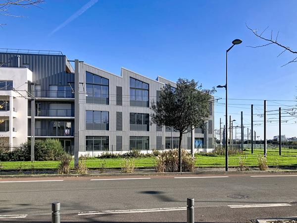 A vendre Angers Plateau Mayenne. Appartement type 3. 2 chambres, terrasse et ascenseur plus parking en sous-sol.