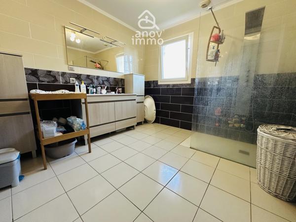 Maison
                                                                                                                                                                                                                                                                                                                        5 pièce(s)                                                                                                                                                                                                          3 chambre(s)                                                                                                                                                                                                          121.75  m²