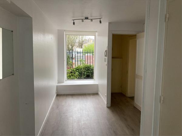 Situé dans un bâtiment classé, local de 17m2 environ à louer en centre-ville de Soissons avec vitrine. Parking gratuit en face.