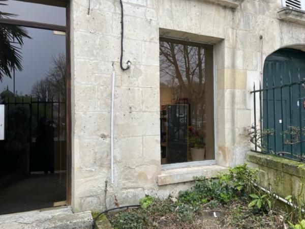 Situé dans un bâtiment classé, local de 17m2 environ à louer en centre-ville de Soissons avec vitrine. Parking gratuit en face.