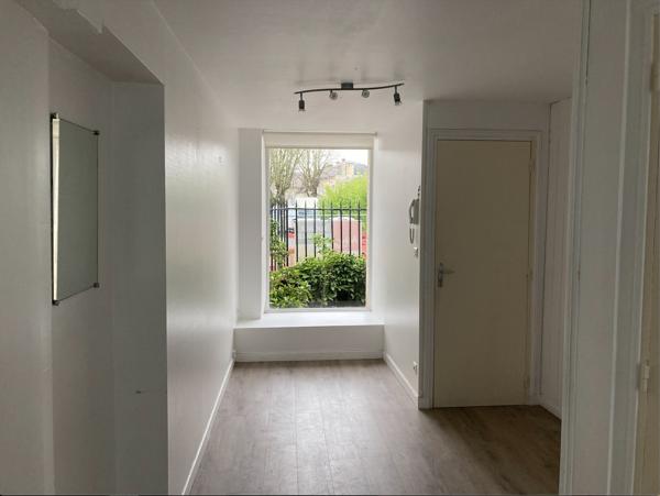 Situé dans un bâtiment classé, local de 17m2 environ à louer en centre-ville de Soissons avec vitrine. Parking gratuit en face.