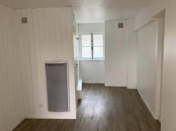 Situé dans un bâtiment classé, local de 17m2 environ à louer en centre-ville de Soissons avec vitrine. Parking gratuit en face.