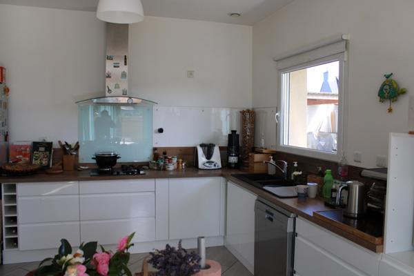 Charmante maison de 106m² à Lantic avec 2 chambres, cuisine équipée et chauffage au sol