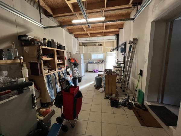 Charmante maison de 106m² à Lantic avec 2 chambres, cuisine équipée et chauffage au sol