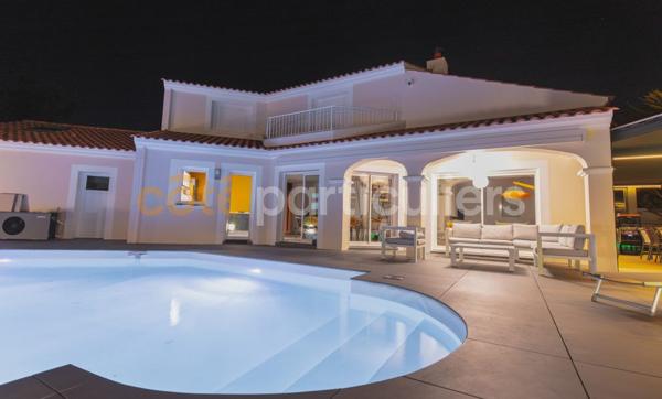 Vente
                Maison d'architecte251 m² - 12 Pièces -
                    BRETIGNOLLES SUR MER (85470)