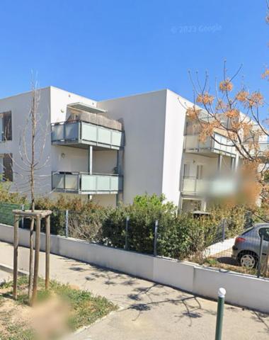 PORTE D'ESPAGNE T2 Rez de Jardin  (jardin, terrasse et place de parking)