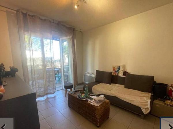 PORTE D'ESPAGNE T2 Rez de Jardin  (jardin, terrasse et place de parking)