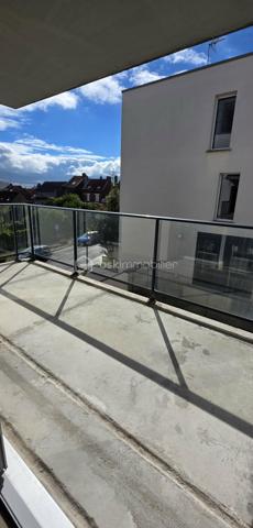 A vendre, à proximité du CHU SUD et de la route de Rouen, à Amiens sud, bel appartement coup de coeur de type 3 dans une résidence de moins de 10 ans ! Venez découvrir ce superbe appartement situé au 1er étage avec ascenseur d'une copropriété de taille moyenne, sans aucun travaux. Vous bénéficierez d’une pièce de vie lumineuse avec accès au balcon et cuisine semi équipée, une entrée/couloir desservant : les toilettes séparés, 2 chambres ainsi qu’une salle d'eau avec l’espace pour le lave-linge. 

Ce bien est vendu avec une place de stationnement en sous-sol qui peut être fermée pour avoir un garage. L'appartement est impeccable et ne nécessite aucun travaux. Charges de copropriété mensuelles d’environ 100 € comprenant l’entretien des communs et de l’ascenseur, le syndic Foncia… Taxe foncière 2026 : 1450 €. Fenêtres double vitrage avec volets électriques, chaudière murale gaz. Appelez-moi !