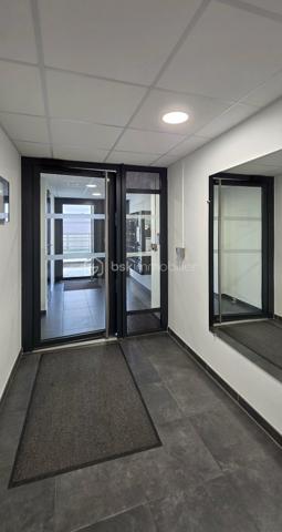 A vendre, à proximité du CHU SUD et de la route de Rouen, à Amiens sud, bel appartement coup de coeur de type 3 dans une résidence de moins de 10 ans ! Venez découvrir ce superbe appartement situé au 1er étage avec ascenseur d'une copropriété de taille moyenne, sans aucun travaux. Vous bénéficierez d’une pièce de vie lumineuse avec accès au balcon et cuisine semi équipée, une entrée/couloir desservant : les toilettes séparés, 2 chambres ainsi qu’une salle d'eau avec l’espace pour le lave-linge. 

Ce bien est vendu avec une place de stationnement en sous-sol qui peut être fermée pour avoir un garage. L'appartement est impeccable et ne nécessite aucun travaux. Charges de copropriété mensuelles d’environ 100 € comprenant l’entretien des communs et de l’ascenseur, le syndic Foncia… Taxe foncière 2026 : 1450 €. Fenêtres double vitrage avec volets électriques, chaudière murale gaz. Appelez-moi !