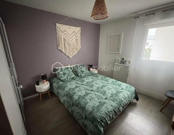 A vendre, à proximité du CHU SUD et de la route de Rouen, à Amiens sud, bel appartement coup de coeur de type 3 dans une résidence de moins de 10 ans ! Venez découvrir ce superbe appartement situé au 1er étage avec ascenseur d'une copropriété de taille moyenne, sans aucun travaux. Vous bénéficierez d’une pièce de vie lumineuse avec accès au balcon et cuisine semi équipée, une entrée/couloir desservant : les toilettes séparés, 2 chambres ainsi qu’une salle d'eau avec l’espace pour le lave-linge. 

Ce bien est vendu avec une place de stationnement en sous-sol qui peut être fermée pour avoir un garage. L'appartement est impeccable et ne nécessite aucun travaux. Charges de copropriété mensuelles d’environ 100 € comprenant l’entretien des communs et de l’ascenseur, le syndic Foncia… Taxe foncière 2026 : 1450 €. Fenêtres double vitrage avec volets électriques, chaudière murale gaz. Appelez-moi !