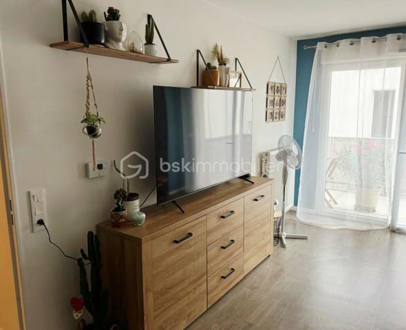 A vendre, à proximité du CHU SUD et de la route de Rouen, à Amiens sud, bel appartement coup de coeur de type 3 dans une résidence de moins de 10 ans ! Venez découvrir ce superbe appartement situé au 1er étage avec ascenseur d'une copropriété de taille moyenne, sans aucun travaux. Vous bénéficierez d’une pièce de vie lumineuse avec accès au balcon et cuisine semi équipée, une entrée/couloir desservant : les toilettes séparés, 2 chambres ainsi qu’une salle d'eau avec l’espace pour le lave-linge. 

Ce bien est vendu avec une place de stationnement en sous-sol qui peut être fermée pour avoir un garage. L'appartement est impeccable et ne nécessite aucun travaux. Charges de copropriété mensuelles d’environ 100 € comprenant l’entretien des communs et de l’ascenseur, le syndic Foncia… Taxe foncière 2026 : 1450 €. Fenêtres double vitrage avec volets électriques, chaudière murale gaz. Appelez-moi !