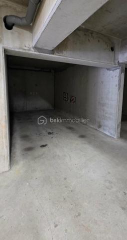 A vendre, à proximité du CHU SUD et de la route de Rouen, à Amiens sud, bel appartement coup de coeur de type 3 dans une résidence de moins de 10 ans ! Venez découvrir ce superbe appartement situé au 1er étage avec ascenseur d'une copropriété de taille moyenne, sans aucun travaux. Vous bénéficierez d’une pièce de vie lumineuse avec accès au balcon et cuisine semi équipée, une entrée/couloir desservant : les toilettes séparés, 2 chambres ainsi qu’une salle d'eau avec l’espace pour le lave-linge. 

Ce bien est vendu avec une place de stationnement en sous-sol qui peut être fermée pour avoir un garage. L'appartement est impeccable et ne nécessite aucun travaux. Charges de copropriété mensuelles d’environ 100 € comprenant l’entretien des communs et de l’ascenseur, le syndic Foncia… Taxe foncière 2026 : 1450 €. Fenêtres double vitrage avec volets électriques, chaudière murale gaz. Appelez-moi !