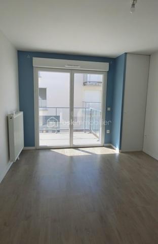 A vendre, à proximité du CHU SUD et de la route de Rouen, à Amiens sud, bel appartement coup de coeur de type 3 dans une résidence de moins de 10 ans ! Venez découvrir ce superbe appartement situé au 1er étage avec ascenseur d'une copropriété de taille moyenne, sans aucun travaux. Vous bénéficierez d’une pièce de vie lumineuse avec accès au balcon et cuisine semi équipée, une entrée/couloir desservant : les toilettes séparés, 2 chambres ainsi qu’une salle d'eau avec l’espace pour le lave-linge. 

Ce bien est vendu avec une place de stationnement en sous-sol qui peut être fermée pour avoir un garage. L'appartement est impeccable et ne nécessite aucun travaux. Charges de copropriété mensuelles d’environ 100 € comprenant l’entretien des communs et de l’ascenseur, le syndic Foncia… Taxe foncière 2026 : 1450 €. Fenêtres double vitrage avec volets électriques, chaudière murale gaz. Appelez-moi !