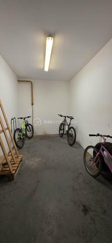 A vendre, à proximité du CHU SUD et de la route de Rouen, à Amiens sud, bel appartement coup de coeur de type 3 dans une résidence de moins de 10 ans ! Venez découvrir ce superbe appartement situé au 1er étage avec ascenseur d'une copropriété de taille moyenne, sans aucun travaux. Vous bénéficierez d’une pièce de vie lumineuse avec accès au balcon et cuisine semi équipée, une entrée/couloir desservant : les toilettes séparés, 2 chambres ainsi qu’une salle d'eau avec l’espace pour le lave-linge. 

Ce bien est vendu avec une place de stationnement en sous-sol qui peut être fermée pour avoir un garage. L'appartement est impeccable et ne nécessite aucun travaux. Charges de copropriété mensuelles d’environ 100 € comprenant l’entretien des communs et de l’ascenseur, le syndic Foncia… Taxe foncière 2026 : 1450 €. Fenêtres double vitrage avec volets électriques, chaudière murale gaz. Appelez-moi !