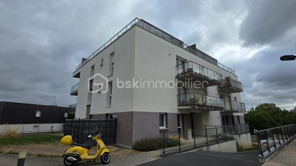 A vendre, à proximité du CHU SUD et de la route de Rouen, à Amiens sud, bel appartement coup de coeur de type 3 dans une résidence de moins de 10 ans ! Venez découvrir ce superbe appartement situé au 1er étage avec ascenseur d'une copropriété de taille moyenne, sans aucun travaux. Vous bénéficierez d’une pièce de vie lumineuse avec accès au balcon et cuisine semi équipée, une entrée/couloir desservant : les toilettes séparés, 2 chambres ainsi qu’une salle d'eau avec l’espace pour le lave-linge. 

Ce bien est vendu avec une place de stationnement en sous-sol qui peut être fermée pour avoir un garage. L'appartement est impeccable et ne nécessite aucun travaux. Charges de copropriété mensuelles d’environ 100 € comprenant l’entretien des communs et de l’ascenseur, le syndic Foncia… Taxe foncière 2026 : 1450 €. Fenêtres double vitrage avec volets électriques, chaudière murale gaz. Appelez-moi !