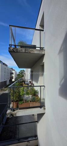 A vendre, à proximité du CHU SUD et de la route de Rouen, à Amiens sud, bel appartement coup de coeur de type 3 dans une résidence de moins de 10 ans ! Venez découvrir ce superbe appartement situé au 1er étage avec ascenseur d'une copropriété de taille moyenne, sans aucun travaux. Vous bénéficierez d’une pièce de vie lumineuse avec accès au balcon et cuisine semi équipée, une entrée/couloir desservant : les toilettes séparés, 2 chambres ainsi qu’une salle d'eau avec l’espace pour le lave-linge. 

Ce bien est vendu avec une place de stationnement en sous-sol qui peut être fermée pour avoir un garage. L'appartement est impeccable et ne nécessite aucun travaux. Charges de copropriété mensuelles d’environ 100 € comprenant l’entretien des communs et de l’ascenseur, le syndic Foncia… Taxe foncière 2026 : 1450 €. Fenêtres double vitrage avec volets électriques, chaudière murale gaz. Appelez-moi !