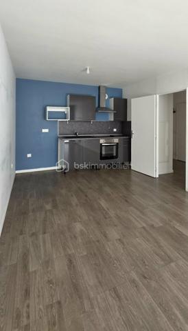A vendre, à proximité du CHU SUD et de la route de Rouen, à Amiens sud, bel appartement coup de coeur de type 3 dans une résidence de moins de 10 ans ! Venez découvrir ce superbe appartement situé au 1er étage avec ascenseur d'une copropriété de taille moyenne, sans aucun travaux. Vous bénéficierez d’une pièce de vie lumineuse avec accès au balcon et cuisine semi équipée, une entrée/couloir desservant : les toilettes séparés, 2 chambres ainsi qu’une salle d'eau avec l’espace pour le lave-linge. 

Ce bien est vendu avec une place de stationnement en sous-sol qui peut être fermée pour avoir un garage. L'appartement est impeccable et ne nécessite aucun travaux. Charges de copropriété mensuelles d’environ 100 € comprenant l’entretien des communs et de l’ascenseur, le syndic Foncia… Taxe foncière 2026 : 1450 €. Fenêtres double vitrage avec volets électriques, chaudière murale gaz. Appelez-moi !