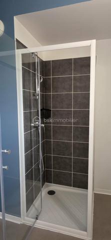 A vendre, à proximité du CHU SUD et de la route de Rouen, à Amiens sud, bel appartement coup de coeur de type 3 dans une résidence de moins de 10 ans ! Venez découvrir ce superbe appartement situé au 1er étage avec ascenseur d'une copropriété de taille moyenne, sans aucun travaux. Vous bénéficierez d’une pièce de vie lumineuse avec accès au balcon et cuisine semi équipée, une entrée/couloir desservant : les toilettes séparés, 2 chambres ainsi qu’une salle d'eau avec l’espace pour le lave-linge. 

Ce bien est vendu avec une place de stationnement en sous-sol qui peut être fermée pour avoir un garage. L'appartement est impeccable et ne nécessite aucun travaux. Charges de copropriété mensuelles d’environ 100 € comprenant l’entretien des communs et de l’ascenseur, le syndic Foncia… Taxe foncière 2026 : 1450 €. Fenêtres double vitrage avec volets électriques, chaudière murale gaz. Appelez-moi !