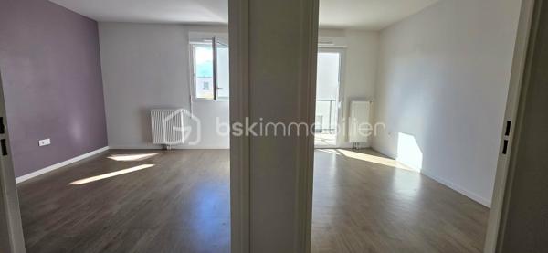 A vendre, à proximité du CHU SUD et de la route de Rouen, à Amiens sud, bel appartement coup de coeur de type 3 dans une résidence de moins de 10 ans ! Venez découvrir ce superbe appartement situé au 1er étage avec ascenseur d'une copropriété de taille moyenne, sans aucun travaux. Vous bénéficierez d’une pièce de vie lumineuse avec accès au balcon et cuisine semi équipée, une entrée/couloir desservant : les toilettes séparés, 2 chambres ainsi qu’une salle d'eau avec l’espace pour le lave-linge. 

Ce bien est vendu avec une place de stationnement en sous-sol qui peut être fermée pour avoir un garage. L'appartement est impeccable et ne nécessite aucun travaux. Charges de copropriété mensuelles d’environ 100 € comprenant l’entretien des communs et de l’ascenseur, le syndic Foncia… Taxe foncière 2026 : 1450 €. Fenêtres double vitrage avec volets électriques, chaudière murale gaz. Appelez-moi !