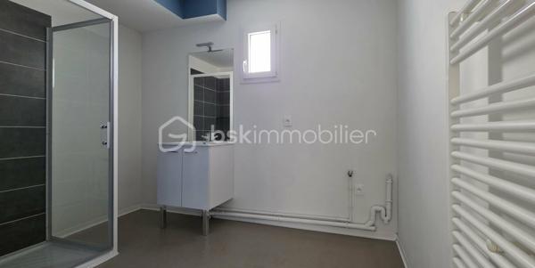 A vendre, à proximité du CHU SUD et de la route de Rouen, à Amiens sud, bel appartement coup de coeur de type 3 dans une résidence de moins de 10 ans ! Venez découvrir ce superbe appartement situé au 1er étage avec ascenseur d'une copropriété de taille moyenne, sans aucun travaux. Vous bénéficierez d’une pièce de vie lumineuse avec accès au balcon et cuisine semi équipée, une entrée/couloir desservant : les toilettes séparés, 2 chambres ainsi qu’une salle d'eau avec l’espace pour le lave-linge. 

Ce bien est vendu avec une place de stationnement en sous-sol qui peut être fermée pour avoir un garage. L'appartement est impeccable et ne nécessite aucun travaux. Charges de copropriété mensuelles d’environ 100 € comprenant l’entretien des communs et de l’ascenseur, le syndic Foncia… Taxe foncière 2026 : 1450 €. Fenêtres double vitrage avec volets électriques, chaudière murale gaz. Appelez-moi !