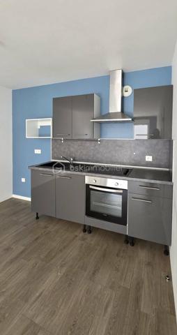 A vendre, à proximité du CHU SUD et de la route de Rouen, à Amiens sud, bel appartement coup de coeur de type 3 dans une résidence de moins de 10 ans ! Venez découvrir ce superbe appartement situé au 1er étage avec ascenseur d'une copropriété de taille moyenne, sans aucun travaux. Vous bénéficierez d’une pièce de vie lumineuse avec accès au balcon et cuisine semi équipée, une entrée/couloir desservant : les toilettes séparés, 2 chambres ainsi qu’une salle d'eau avec l’espace pour le lave-linge. 

Ce bien est vendu avec une place de stationnement en sous-sol qui peut être fermée pour avoir un garage. L'appartement est impeccable et ne nécessite aucun travaux. Charges de copropriété mensuelles d’environ 100 € comprenant l’entretien des communs et de l’ascenseur, le syndic Foncia… Taxe foncière 2026 : 1450 €. Fenêtres double vitrage avec volets électriques, chaudière murale gaz. Appelez-moi !