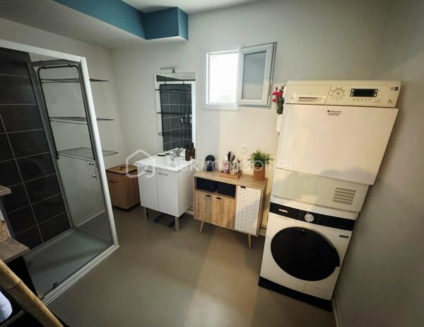 A vendre, à proximité du CHU SUD et de la route de Rouen, à Amiens sud, bel appartement coup de coeur de type 3 dans une résidence de moins de 10 ans ! Venez découvrir ce superbe appartement situé au 1er étage avec ascenseur d'une copropriété de taille moyenne, sans aucun travaux. Vous bénéficierez d’une pièce de vie lumineuse avec accès au balcon et cuisine semi équipée, une entrée/couloir desservant : les toilettes séparés, 2 chambres ainsi qu’une salle d'eau avec l’espace pour le lave-linge. 

Ce bien est vendu avec une place de stationnement en sous-sol qui peut être fermée pour avoir un garage. L'appartement est impeccable et ne nécessite aucun travaux. Charges de copropriété mensuelles d’environ 100 € comprenant l’entretien des communs et de l’ascenseur, le syndic Foncia… Taxe foncière 2026 : 1450 €. Fenêtres double vitrage avec volets électriques, chaudière murale gaz. Appelez-moi !