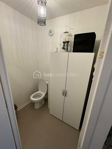 A vendre, à proximité du CHU SUD et de la route de Rouen, à Amiens sud, bel appartement coup de coeur de type 3 dans une résidence de moins de 10 ans ! Venez découvrir ce superbe appartement situé au 1er étage avec ascenseur d'une copropriété de taille moyenne, sans aucun travaux. Vous bénéficierez d’une pièce de vie lumineuse avec accès au balcon et cuisine semi équipée, une entrée/couloir desservant : les toilettes séparés, 2 chambres ainsi qu’une salle d'eau avec l’espace pour le lave-linge. 

Ce bien est vendu avec une place de stationnement en sous-sol qui peut être fermée pour avoir un garage. L'appartement est impeccable et ne nécessite aucun travaux. Charges de copropriété mensuelles d’environ 100 € comprenant l’entretien des communs et de l’ascenseur, le syndic Foncia… Taxe foncière 2026 : 1450 €. Fenêtres double vitrage avec volets électriques, chaudière murale gaz. Appelez-moi !