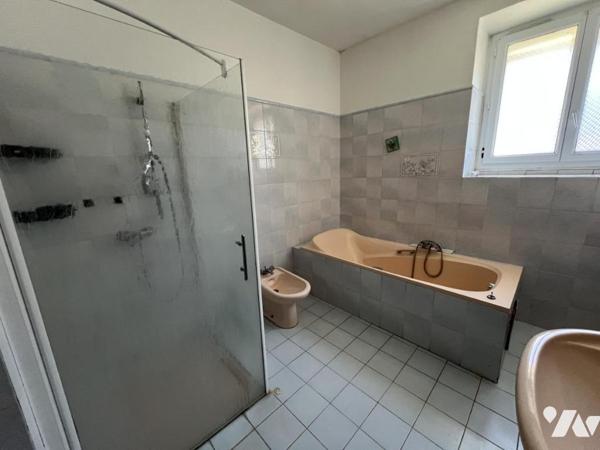 Maison d'habitation individuelle avec dépendance