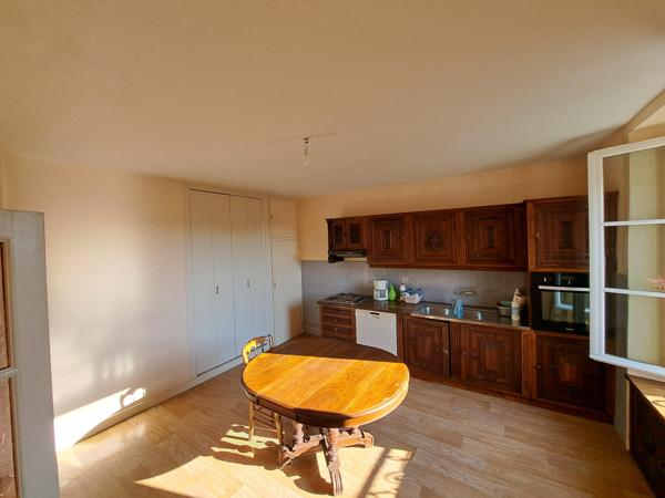 Maison ancienne à rafraîchir de 137m² sur 422m² terrain.