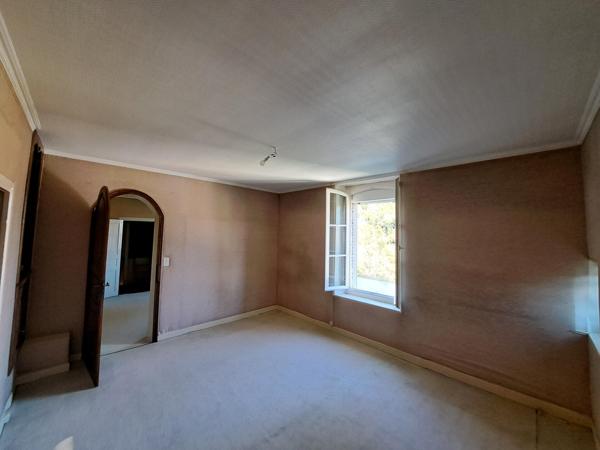 Maison ancienne à rafraîchir de 137m² sur 422m² terrain.