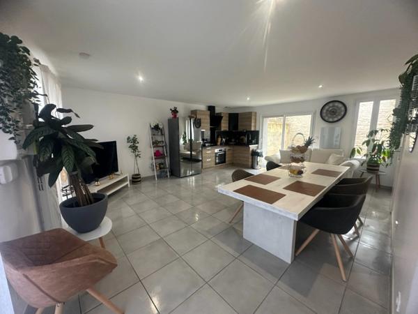 MAUZE LE MIGNON CHARMANTE MAISON PIERRES RENOVEE 3 CHAMBRES ENTIEREMENT MEUBLEE AVEC GARAGE ET COUR