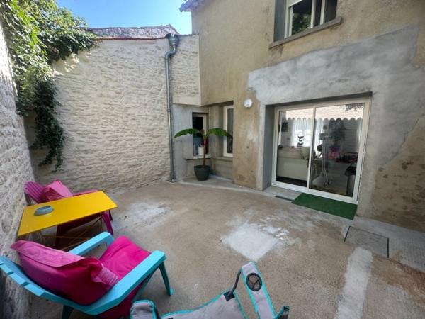 MAUZE LE MIGNON CHARMANTE MAISON PIERRES RENOVEE 3 CHAMBRES ENTIEREMENT MEUBLEE AVEC GARAGE ET COUR