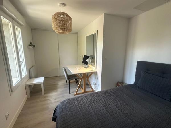 MAUZE LE MIGNON CHARMANTE MAISON PIERRES RENOVEE 3 CHAMBRES ENTIEREMENT MEUBLEE AVEC GARAGE ET COUR