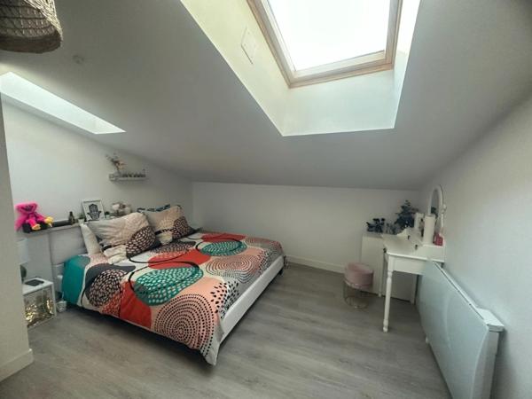 MAUZE LE MIGNON CHARMANTE MAISON PIERRES RENOVEE 3 CHAMBRES ENTIEREMENT MEUBLEE AVEC GARAGE ET COUR