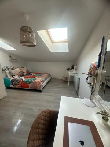 MAUZE LE MIGNON CHARMANTE MAISON PIERRES RENOVEE 3 CHAMBRES ENTIEREMENT MEUBLEE AVEC GARAGE ET COUR