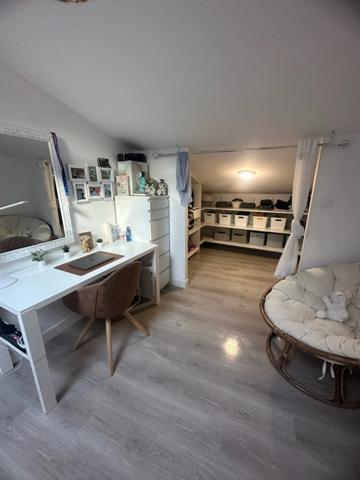 MAUZE LE MIGNON CHARMANTE MAISON PIERRES RENOVEE 3 CHAMBRES ENTIEREMENT MEUBLEE AVEC GARAGE ET COUR