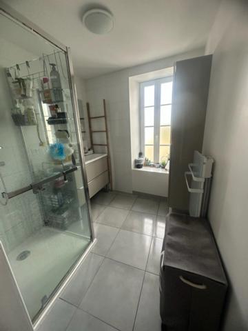 MAUZE LE MIGNON CHARMANTE MAISON PIERRES RENOVEE 3 CHAMBRES ENTIEREMENT MEUBLEE AVEC GARAGE ET COUR