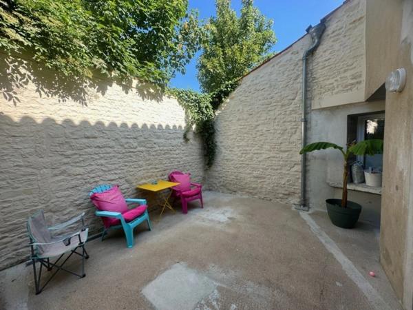 MAUZE LE MIGNON CHARMANTE MAISON PIERRES RENOVEE 3 CHAMBRES ENTIEREMENT MEUBLEE AVEC GARAGE ET COUR