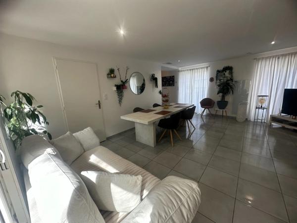 MAUZE LE MIGNON CHARMANTE MAISON PIERRES RENOVEE 3 CHAMBRES ENTIEREMENT MEUBLEE AVEC GARAGE ET COUR